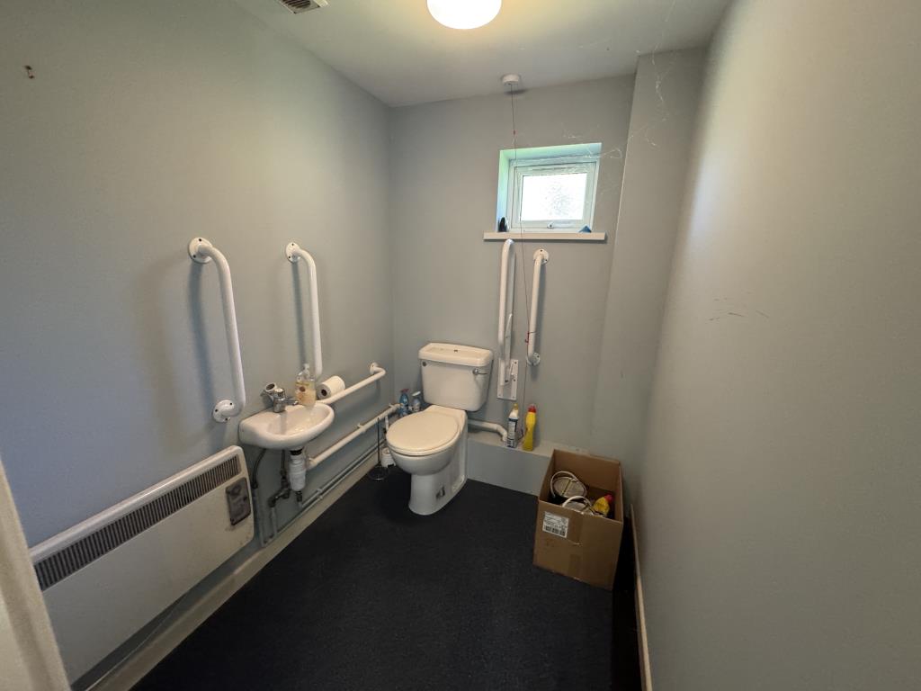 Lot: 52 - DETACHED OFFICE WITH PARKING FOR FOUR VEHICLES - W.C.